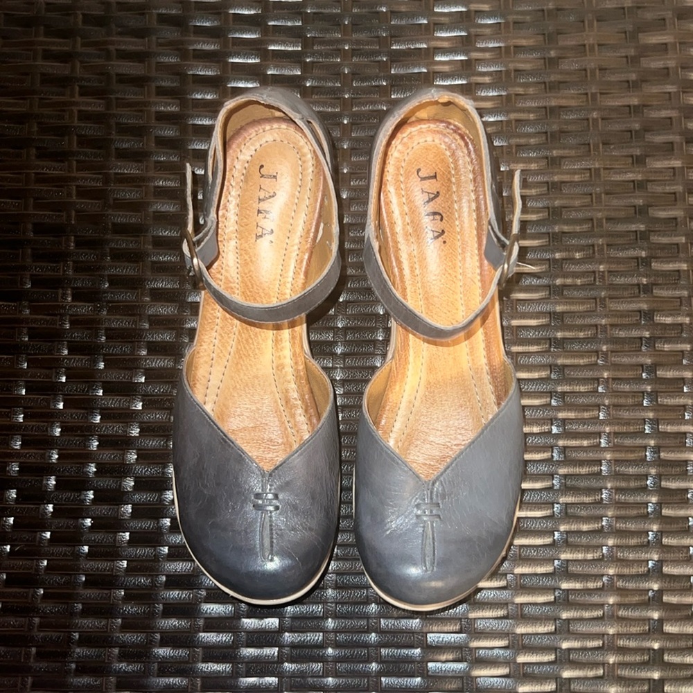 Beautiful gray Jafa Mary Jane's- worn once!